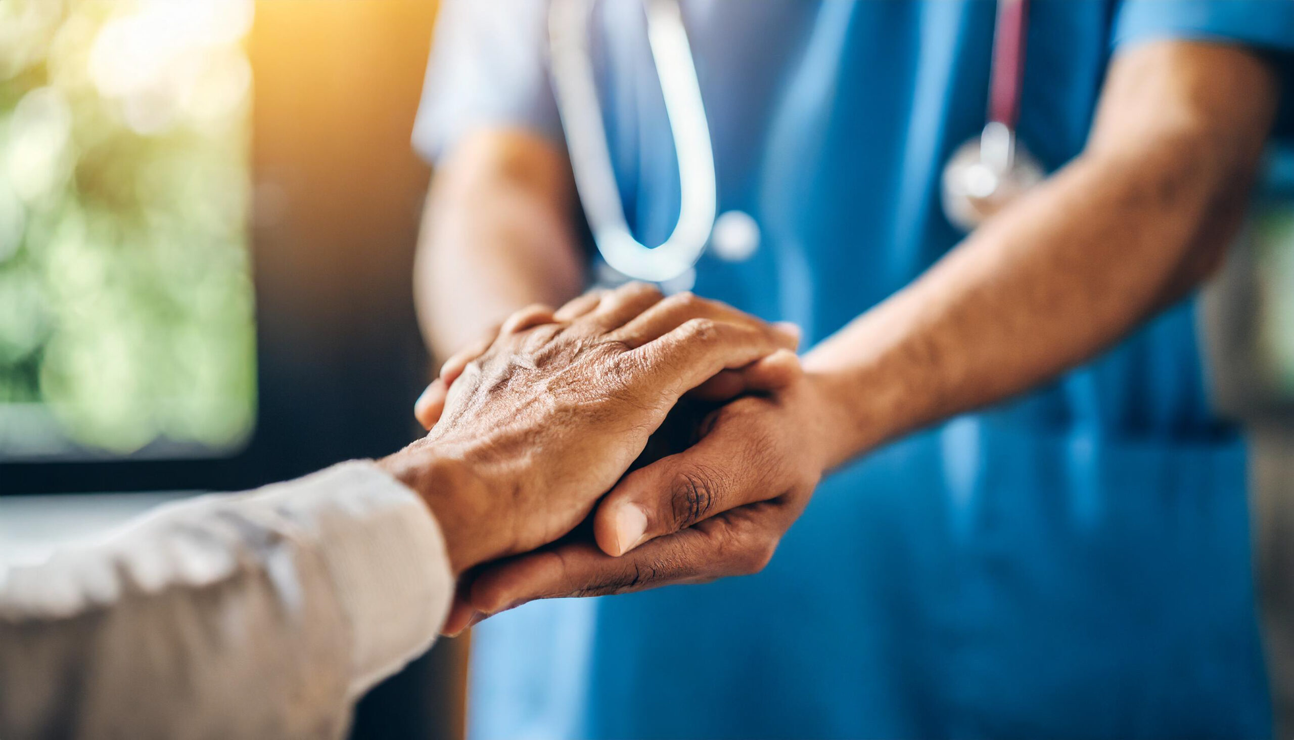 enfermera extiende el apoyo sosteniendo los pacientes de la mano simbolizando la compasion y la tranquilidad en el coche medico scaled